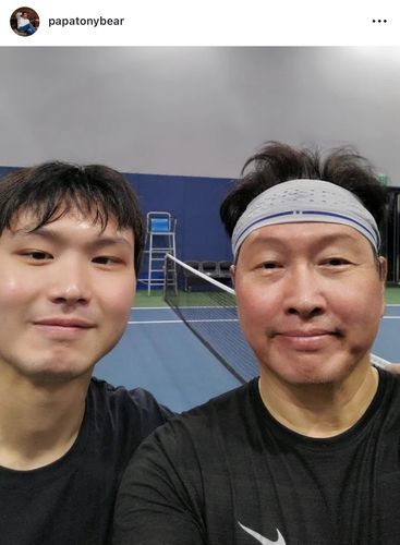 최태원 SK 회장과 아들 인근 씨[최태원 회장 SNS 캡처. 재판매 및 DB 금지]