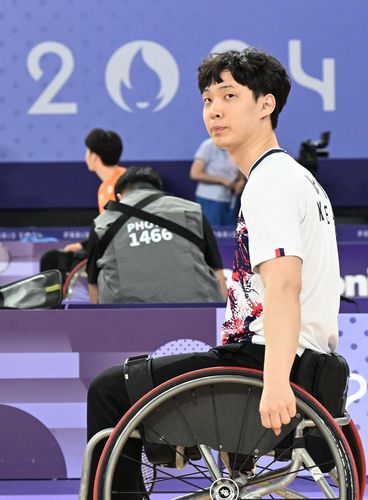 아쉬워하는 유수영(파리=연합뉴스) 공동취재단 = 유수영이 1일(현지시간) 프랑스 파리 포르트드라샤펠 경기장에 열린 2024 파리 패럴림픽 배드민턴 남자 단식 준결승에서 패한 뒤 아쉬워하고 있다.