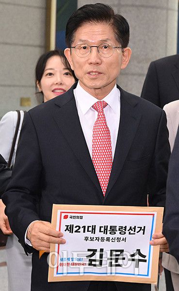 김문수 국민의힘 대선 후보가 공식 선거운동 개시를 하루 앞둔 11일 경기 과천시 중앙선거관리위원회에 도착해 후보자 등록 장소로 향하고 있다. 고이란 기자 photoeran@