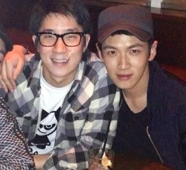 중화권의 대표적 청춘 스타였던 대만 배우 커전둥(오른쪽)과 ‘월드스타’ 청룽의 아들 팡주밍.  웨이보 제공