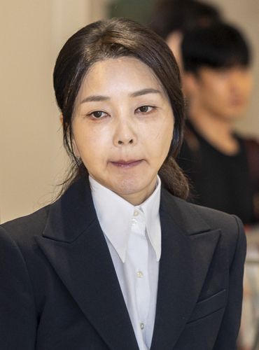 윤석열 전 대통령 배우자 김건희 씨가 6일 서울 종로구 KT광화문빌딩 웨스트에 마련된 민중기 특별검사팀 사무실에 피의자 신분으로 출석하고 있다. 2025.8.6 [연합뉴스 제공]