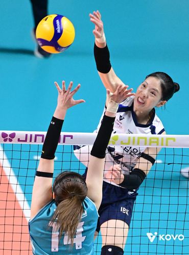 공격하는 IBK기업은행의 육서영(오른쪽)[한국배구연맹 제공. 재판매 및 DB 금지]