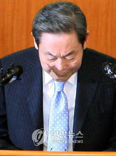 고 이건희 삼성그룹 회장이 2008년 4월 22일 서울 태평로 삼성본관 지하 1층 국제회의실에서 열린 특검 수사결과에 따른 삼성그룹 경영쇄신안 발표 기자회견에서 고개숙여 인사하고 있다. [연합뉴스 자료사진]