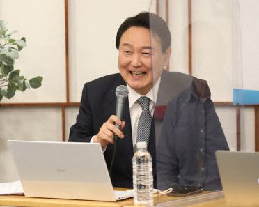 2021년 12월 14일 당시 윤석열 국민의힘 대선 후보가 서울 여의도 한 카페에서 열린 후보 직속 ‘내일이 기대되는 대한민국 위원회’의 토크쇼 ‘쓴소리 라이브 신장개업’에 들러 참석자들과 대화하고 있다 (사진=뉴시스)