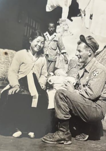 1950년대 한국으로 파병 온 미국인 할아버지와 한국인 할머니의 모습이라며 공개된 사진./레딧