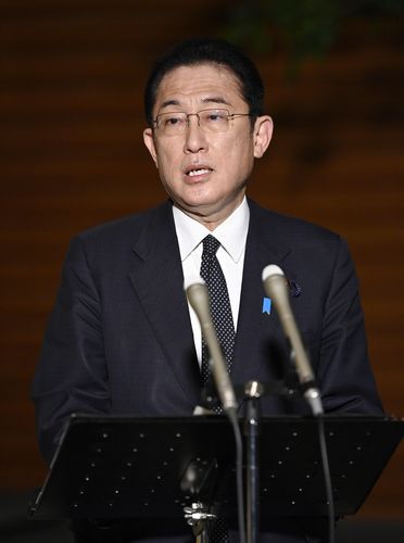 (도쿄 교도=연합뉴스) 기시다 후미오 일본 총리가 21일 밤 관저에서 조 바이든 미국 대통령과 화상 회담을 마친 뒤 약식 기자회견을 열고 있다.