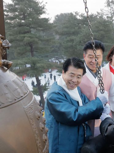 2024년 타종하는 서강석 구청장[송파구 제공. 재판매 및 DB 금지]