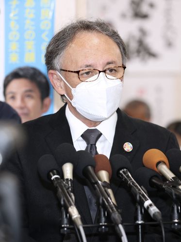 (오키나와 교도=연합뉴스) 미군 후텐마 비행장의 나고(名護)시 헤노코 이전에 반대하는 다마키 데니 오키나와현 지사가 23일 치러진 나고 시장 선거에서 자신이 지지했던 후보가 패배한 뒤 입장을 밝히고 있다.
