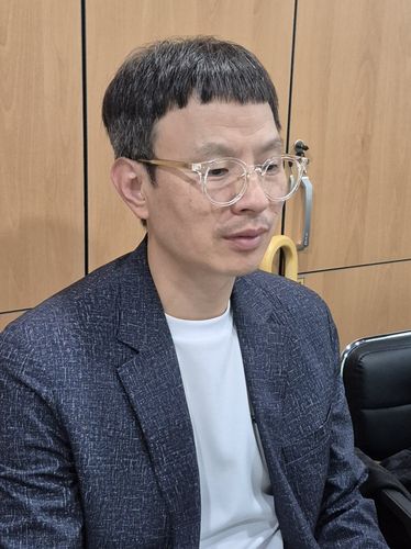 여성 청년고아 3인과 함께 연합뉴스와 인터뷰 중인 조윤환 대표[윤근영 기자 촬영]