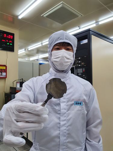 질화갈륨 전력반도체를 시연하는 ETRI 연구원[ETRI 제공. 재판매 및 DB 금지]