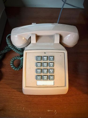 유엔사의 북한군 직통전화(서울=연합뉴스) 유엔군사령부는 2020년 한 해 동안 판문점에 설치된 '핑크색 직통전화'를 통해 북한에 총 86건의 통지문을 전달했다고 1일 밝혔다. 사진은 유엔사가 페이스북에 올린 직통전화 사진. 2021.1.1 [출처=유엔사 페이스북 계정]