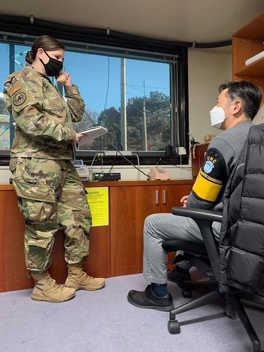 유엔사 "작년 한해 직통전화로 북한에 통지문 86건 전달"(서울=연합뉴스) 유엔군사령부는 2020년 한 해동안 판문점에 설치된 직통전화를 통해 북한에 총 86건의 통지문을 전달했다고 1일 밝혔다. 사진은 유엔사가 페이스북 계정에 올린 직통 전화를 거는 모습. 2021.1.1 [출처=유엔사 페이스북 계정]