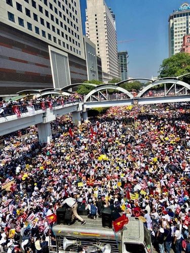 양곤 시내 중심부를 가득 메운 쿠데타 항의 시위대 2021.2.17[미얀마 나우 캡처. 재판매 및 DB 금지]