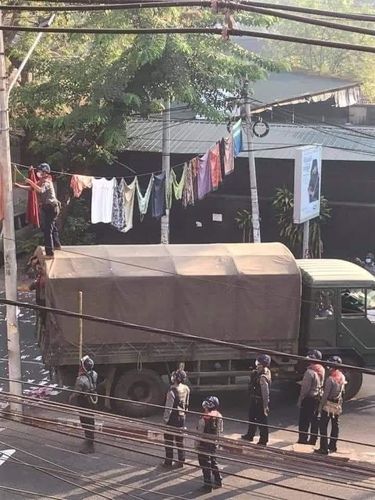 마을 입구에 널린 타메인을 제거하는 경찰들[트위터 캡처. 재판매 및 DB 금지]