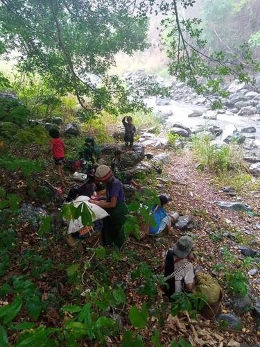 민닷시를 떠나 산악 지역으로 피신한 주민들. [꼬 나잉 목사 제공. 재판매 및 DB 금지]