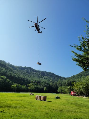 산림청 헬기 팔거산성 유물 수송 모습[문화재청 제공. 재판매 및 DB 금지]