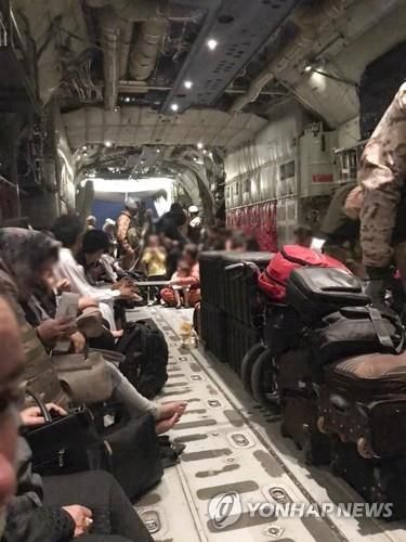 아프간을 탈출하는 민간인을 태운 이탈리아 수송기 내부 [로이터=연합뉴스]