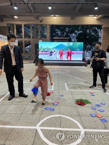 오징어게임 그림 위에서 제기차기 하는 꼬마(홍콩=연합뉴스) 윤고은 특파원 = 지난 29일 홍콩에서 시작한 한국문화 종합체험 행사 '한국광장 2021'에서 한 꼬마가 제기차기를 하는 모습. pretty@yna.co.kr