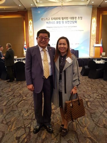 필리핀 두테르테 대통령 초청 행사장을 찾은 조봉환 회장과 시토이 조 시장 부부[세부한인회 제공]