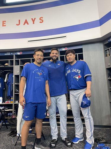 마노아(가운데), 기쿠치(왼쪽)와 포즈 취한 류현진[알렉 마노아 트위터 캡처. 재판매 및 DB 금지]