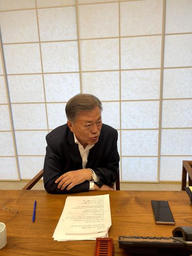 조 바이든 미국 대통령과 통화하고 있는 문재인 전 대통령윤건영 의원실 제공