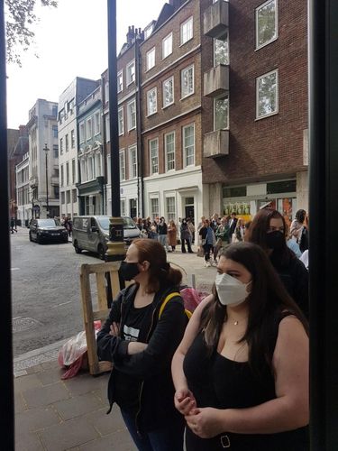 소콜랩 매장에 들어가기 위해 줄 선 한류 팬들[이상훈 오즈파트너스 대표 제공]