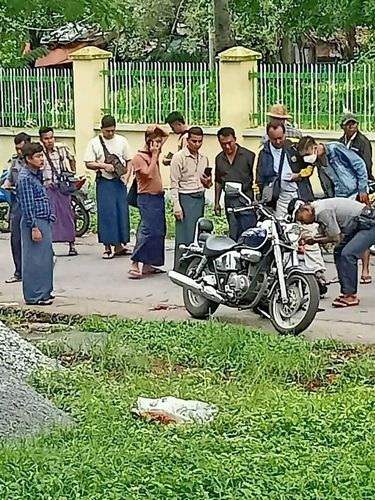 세계보건기구(WHO) 미얀마 현지 직원 피격 사건을 조사 중인 경찰[시민기자 제공/자유아시아방송 캡처. 재판매 및 DB 금지]