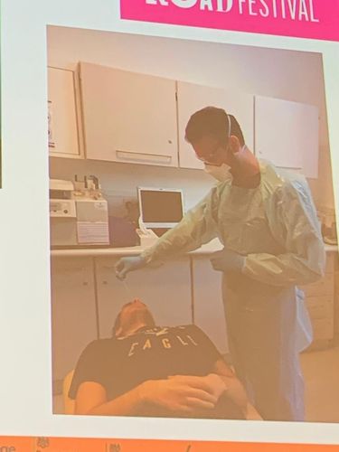 실험 중 코로나19 바이러스 주입 장면[임피리얼 칼리지 제공. 재판매 및 DB 금지]