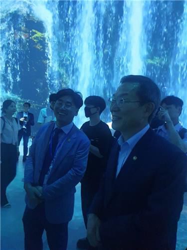 세계잼버리 행사장에서 메타버스 체험 중인 이종호 과기정통부 장관[촬영 조성미]