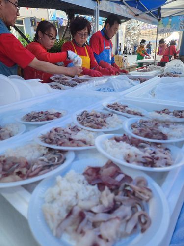 분주하게 회 준비하는 상인들[차근호 기자]