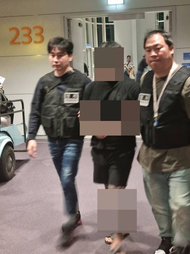 호찌민 공항에서 국내로 송환되는 A씨[충남경찰청 제공. 재판매 및 DB 금지]