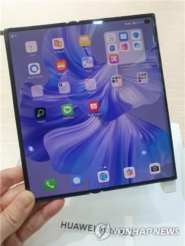 MWC23에서 전시 중인 화웨이 폴더블폰 메이트 Xs-2[촬영 조성미]