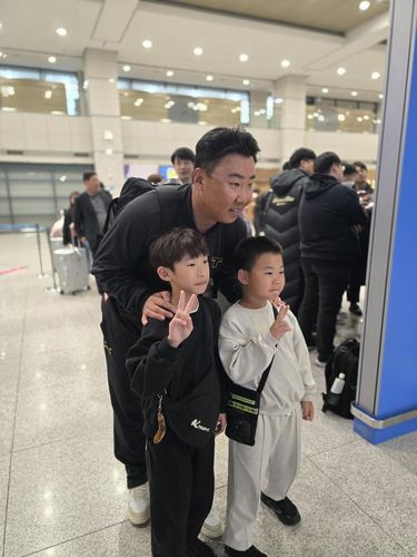 어린이 팬과 사진 찍는 이범호 KIA 감독[촬영 장현구]