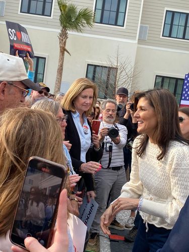 지지자들과 만나는, 미국 공화당 대선주자 니키 헤일리 전 대사(조지타운[미 사우스캐롤라이나주]=연합뉴스) 김경희 특파원 = 니키 헤일리 전 유엔 대사가 22일(현지시간) 조지타운에서 지지자들과 만나고 있다. kyunghee@yna.co.kr 2024.2.22