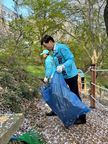 청소 봉사하는 진보당 광주 북구을 윤민호 후보[진보당 광주시당 제공. 재판매 및 DB 금지]