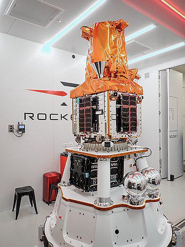 임무명 'B·T·S'…국산 군집위성 내일 우주로(서울=연합뉴스) 오는 24일 발사를 앞둔 한국의 '양산형 초소형 군집위성' 1호를 실은 발사체 '일렉트론'이 발사 리허설을 마치고 이륙 준비를 끝냈다고 로켓랩이 22일(현지시간) 소셜미디어를 통해 밝혔다.     로켓랩은 이번 임무 명을 'B.T.S(Beginning Of The Swarm, 군집의 시작)'로 명명했다. 사진은 장착이 완료된 초소형 군집위성 1호(위쪽) 모습. 2024.4.23 [로켓랩 X(옛 트위터) 캡처. 재판매 및 DB 금지] photo@yna.co.kr