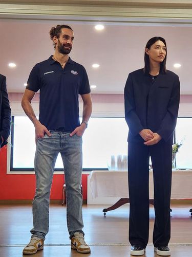 이탈리아 스포츠의 날 행사에 참석한 김연경과 베레타(서울=연합뉴스) 하남직 기자 = 김연경(오른쪽)이 6일 서울시 용산구에 있는 주한 이탈리아 대사관저에서 열린 '이탈리아 스포츠의 날' 행사 참석해 웃고 있다. 왼쪽은 이탈리아 남자배구 몬차 구단 주장 베레타.