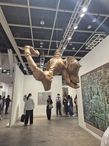 (홍콩=연합뉴스) 황희경 기자 = 26일 홍콩 전시컨벤션센터에서 개막한 아트바젤 홍콩의 하우저앤워스 갤러리 부스에 전시된 이불 작가 작품 모습. 2025.3.26. zitrone@yna.co.kr