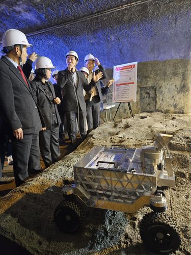 달 지형 위에 놓인 로버 시연 보는 참석자들[촬영 조승한]