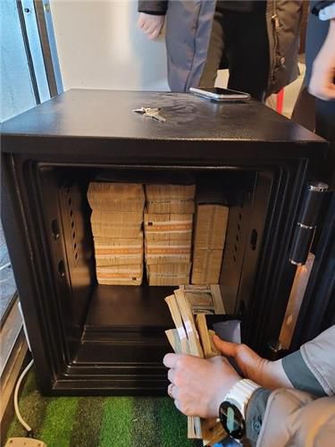 배낭 속 금괴, 쓰레기로 위장한 수표다발 우수수[국세청 제공. 재판매 및 DB 금지]