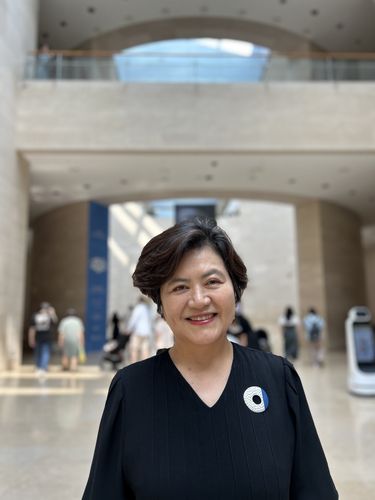 이현주 국립중앙박물관 홍보전문경력관    (서울=연합뉴스) 김예나 기자 = 이현주 국립중앙박물관 홍보전문경력관이 지난 4일 연합뉴스와 인터뷰한 뒤 기념 촬영을 하고 있다. 2025.7.6     yes@yna.co.kr
