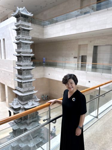 이현주 국립중앙박물관 홍보전문경력관    (서울=연합뉴스) 김예나 기자 = 이현주 국립중앙박물관 홍보전문경력관이 지난 4일 연합뉴스와 인터뷰한 뒤 기념 촬영을 하고 있다. 2025.7.6     yes@yna.co.kr