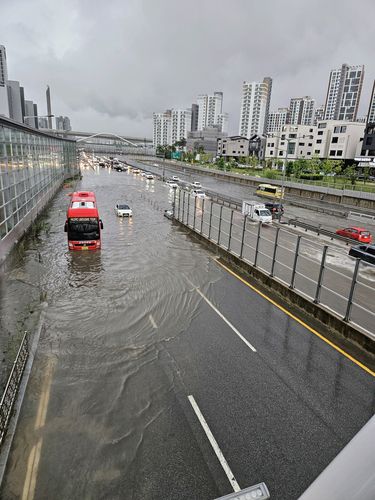 물에 잠긴 아산 세교지하차도 앞 도로[독자 제공. 재판매 및 DB 금지]