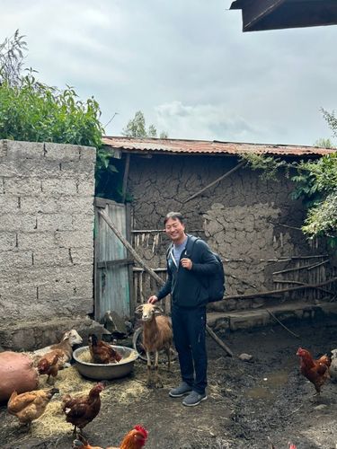 선물 받은 염소와 필자[김영완 제공. 재판매 및 DB 금지]