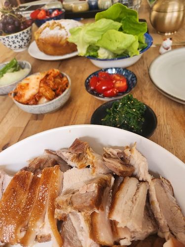 "네덜란드에서 만들어본 한국음식"인터뷰이는 네덜란드에서 한국의 음식인 보쌈 요리를 만들어보곤 한다고 했다. {본인 제공]