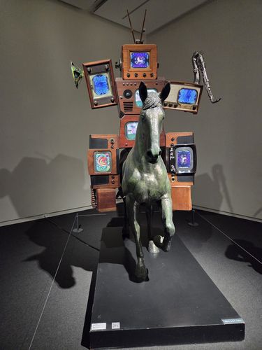 백남준 작 '고대기마인상'(경주=연합뉴스) 박의래 기자 = 21일 경북 경주 우양미술관에 전시 중인 백남준 작 '고대기마인상'. 2025.10.21. laecorp@yna.co.kr