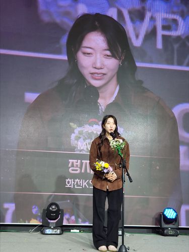 2025 WK리그 최우수선수상을 받은 화천KSPO의 정지연.[촬영=배진남]