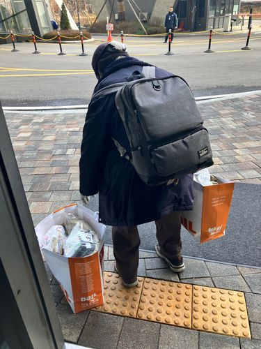 밥퍼 도시락을 제공받은 취약계층 시민의 뒷모습[독자 제공]