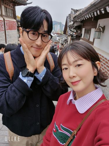 잭슨황 부부(서울=연합뉴스) 네이버 클립에서 크리에이터로 활동하는 개그맨 황영진(오른쪽)씨와 그의 아내 김다솜씨. [황영진씨 제공. 재판매 및 DB 금지]