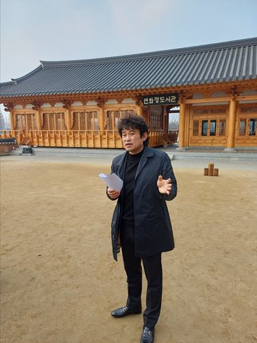 연화정도서관 앞에서 도서관의 설계 포인트에 대해 설명하는 임채업 건축사[촬영 홍국기]